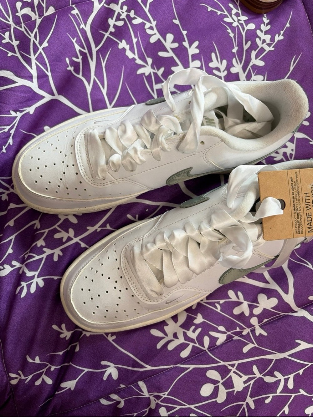 Nike White Sneakers with Green Swoosh brand new never worn outside 9 make offer! - Picture 3 of 7